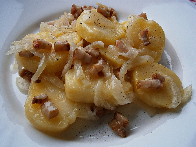 Teplý bramborový salát