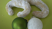Vanilkové rohlíčky s mandlemi, 50g pistácií a 50g vlašských ořechů