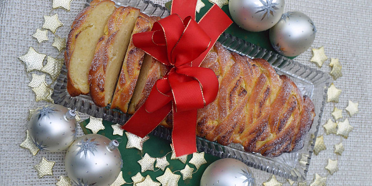 Vrstvy kynutého těsta prokládané rozmanitými náplněmi se používají u efektních balkánských koláčů zvaných pogača. Vzor vánočka je však bez nadsázky nevídaný!