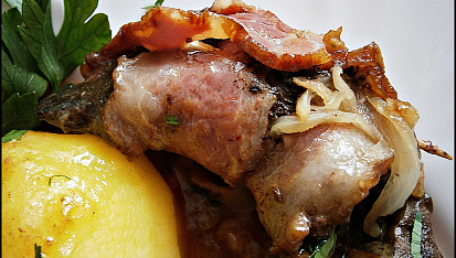 Vepřová játra s petrželkou, zavinutá v česnekovém boku, Detail závitku