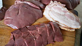 Vepřová játra s petrželkou, zavinutá v česnekovém boku