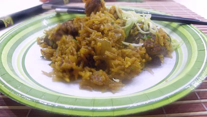 Wok - cibulová rýže s kuřecím masem pěti vůní