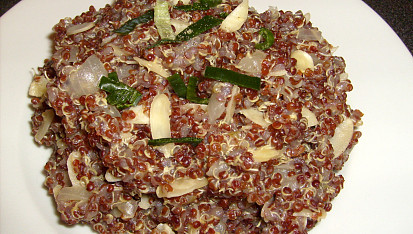 Zázvorová červená quinoa s mandlemi