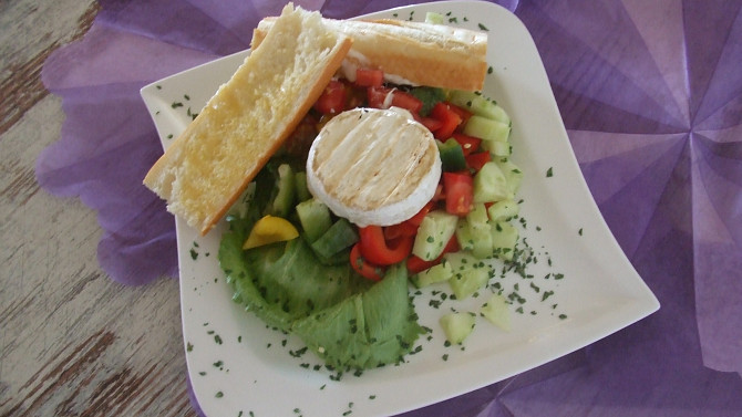 Zeleninový salát s grilovaným Hermelínem a česnekovou bagetou