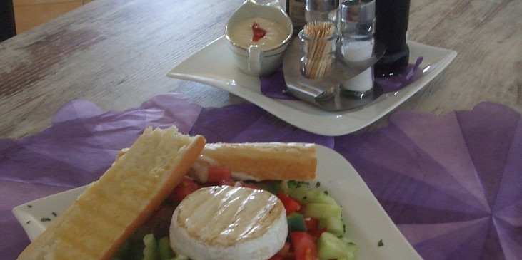 Zeleninový salát s grilovaným Hermelínem a česnekovou bagetou