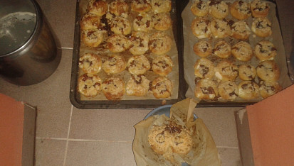 Ajveniny koláčky s tvarohem, marmeládou a posýpkou