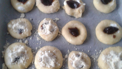 Ajveniny koláčky s tvarohem, marmeládou a posýpkou