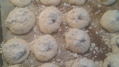 Ajveniny koláčky s tvarohem, marmeládou a posýpkou