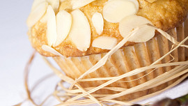 Banánové muffiny s ovesnými vločkami, kokosem a mandlemi