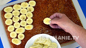 Banánové řezy s čokoládou, Oloupané banány nakrájejte na kolečka, zakápněte je citrónovou šťávou a jedno vedle druhé vyrovnejte do vrstvy džemu