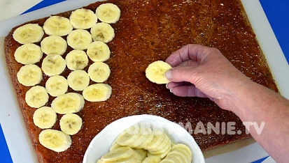 Banánové řezy s čokoládou, Oloupané banány nakrájejte na kolečka, zakápněte je citrónovou šťávou a jedno vedle druhé vyrovnejte do vrstvy džemu