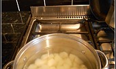 Bramborová polévka bez tuku a hub (velmi hustá) (nakrájené brambory dáme do osolené vody)