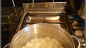 Bramborová polévka bez tuku a hub (velmi hustá), nakrájené brambory dáme do osolené vody