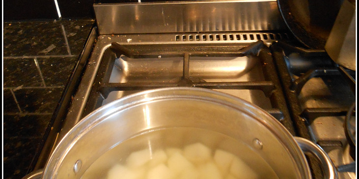Bramborová polévka bez tuku a hub (velmi hustá) (nakrájené brambory dáme do osolené vody)