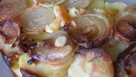 Brambory pečené s bylinkami, cibulí a směsí sýrů