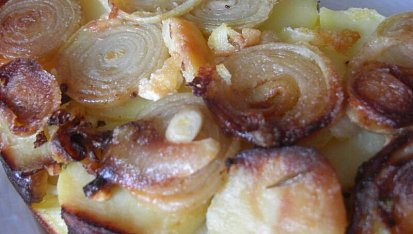 Brambory pečené s bylinkami, cibulí a směsí sýrů