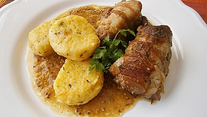 Bůčkové závitky s křenem, jablkem a hrubozrnnou hořčicí