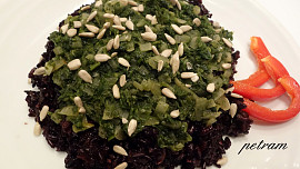 Černá rýže se špenátem a semínky