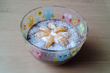 1 lžíce chia, 150ml sojového čoko mléka, 2 lžíce vloček, potom jsem přidala jogurt, ovoce a kokos :)