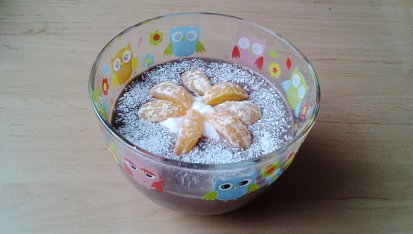 Chia pudink s ovocem, 1 lžíce chia, 150ml sojového čoko mléka, 2 lžíce vloček, potom jsem přidala jogurt, ovoce a kokos :)