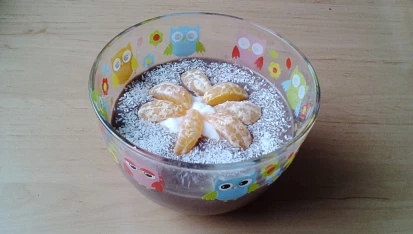 Chia pudink s ovocem, 1 lžíce chia, 150ml sojového čoko mléka, 2 lžíce vloček, potom jsem přidala jogurt, ovoce a kokos :)