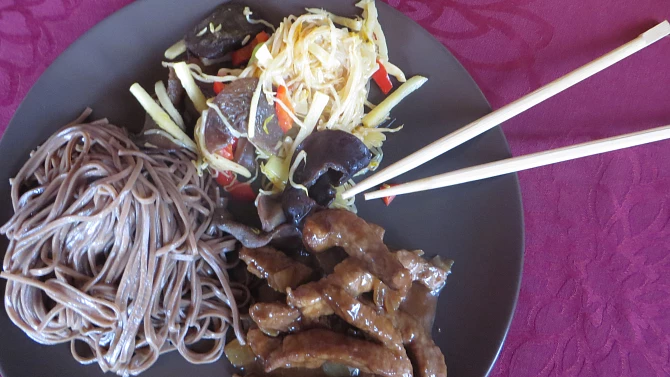 CHOP SUEY (čína z wok pánve) se soba nudlemi