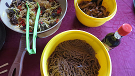 CHOP SUEY (čína z wok pánve) se soba nudlemi