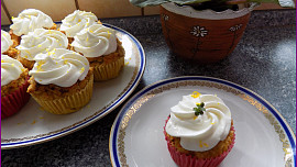 Cizrnové cupcakes s jablky a citronovým tvarohem