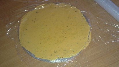 Domácí kukuřičné tortily s masovou náplní na mexický způsob, Rozválená placka před pečením