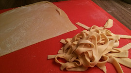 Domácí papardelle (nebo tagliatelle)