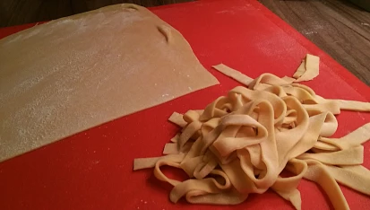 Domácí papardelle (nebo tagliatelle)