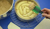 Dort „kubánec“ extra banánový (Při pokládání banánů dbejte na to, aby se nedotýkaly stěny dortové formy)
