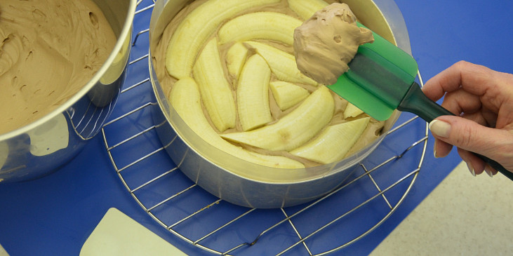 Při pokládání banánů dbejte na to, aby se nedotýkaly stěny dortové formy