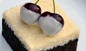 Dvoubarevné kokosové řezy s tuzemákem, Chuť višní doplňuje bílá čokoláda