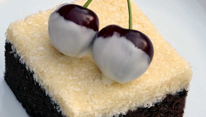 Dvoubarevné kokosové řezy s tuzemákem, Chuť višní doplňuje bílá čokoláda