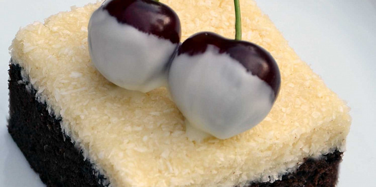 Dvoubarevné kokosové řezy s tuzemákem (Chuť višní doplňuje bílá čokoláda)
