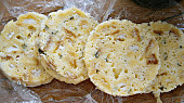 Hrnkové knedlíky 3-krát jinak, S osmaženími kostičkami rohlíku(housky)na másle
