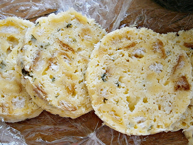 Hrnkové knedlíky 3-krát jinak, S osmaženími kostičkami rohlíku(housky)na másle