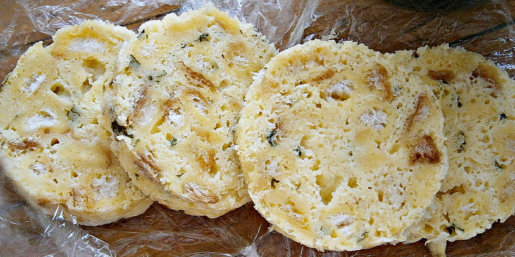 S osmaženími kostičkami rohlíku(housky)na másle
