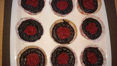 Kakaové muffiny s jahodovou náplní a krémem