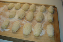 Bramborové krokety nakynuté před smažením