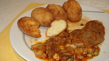 Kančí kýta  s hořčicí, Nakrojená kroketa ,ale jídlo je srnčí ragu s hráškem  a rajčetem