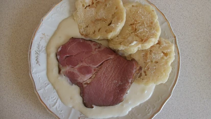 Křenová smetanová omáčka s uzeným masem