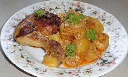 Kuře na česneku v bramborách