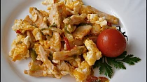 Kuřecí nudličky na zelenině s míchanými vejci