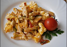 Kuřecí nudličky na zelenině s míchanými vejci