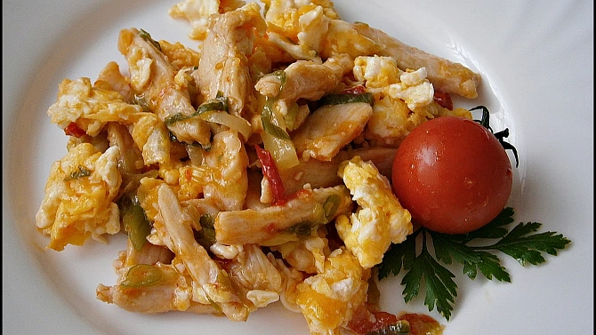Kuřecí nudličky na zelenině s míchanými vejci