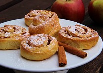 Kynuté skořicovo - jablkové šneky