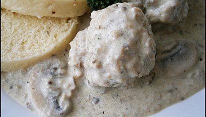 Masové koule v žampionové omáčce, Detail