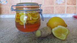 Med, citron, zázvor a zdravý nápoj